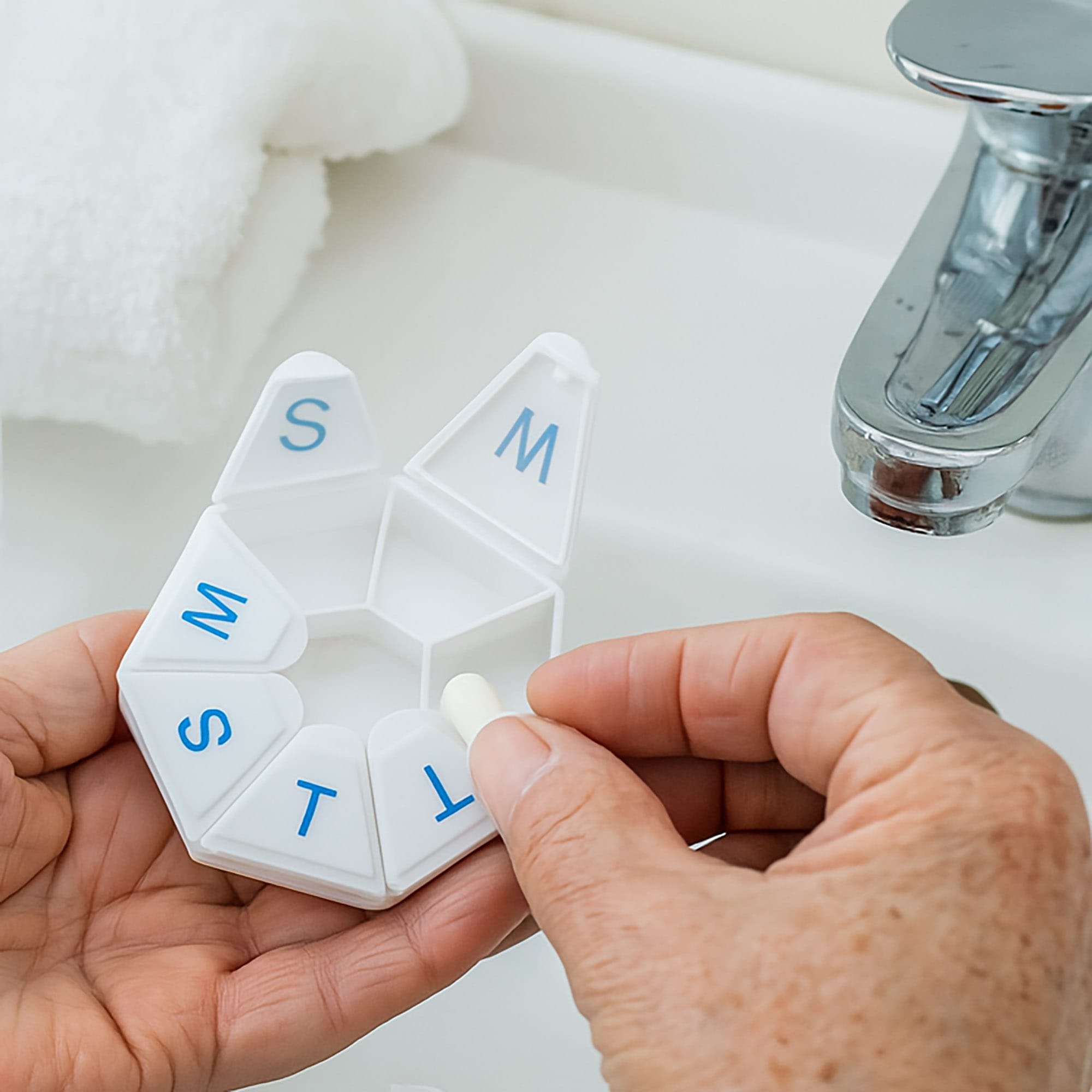 2x Pojemnik Organizer Tygodniowy na Leki Tabletki Pudełko Kasetka Lekarstwa 3 2x Pojemnik Organizer Tygodniowy na Leki Tabletki Pudełko Kasetka Lekarstwa - obrazek 3